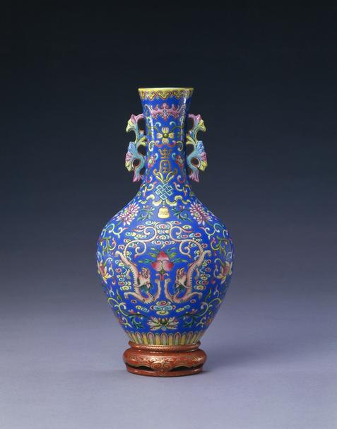 乾隆款蓝地粉彩云螭纹壁瓶