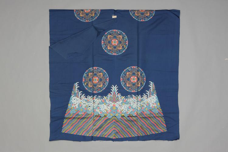 蓝色绸绣八团有水八仙四合如意纹袍料