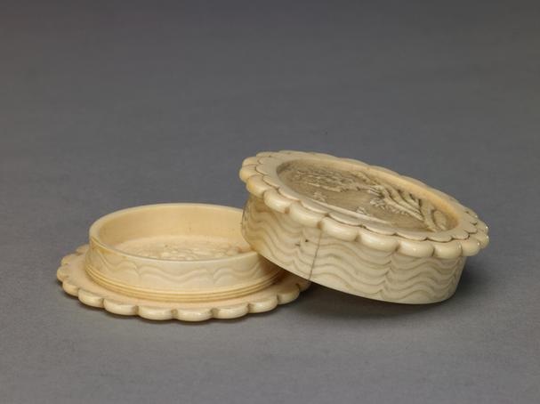 象牙雕诗句山水小舟图圆角盒