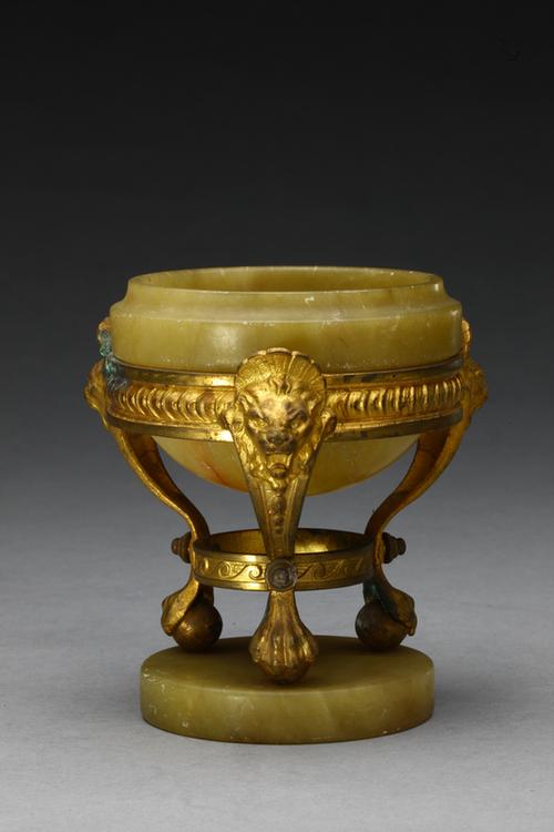 铜镀金兽耳三足架石杯