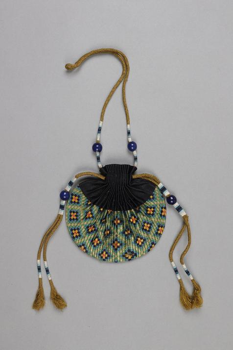 红青色缎口铺绒棋块朵花纹椭圆荷包