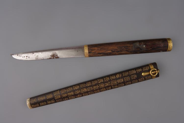 楠木镶铜嵌骨填金百寿字鞘刀