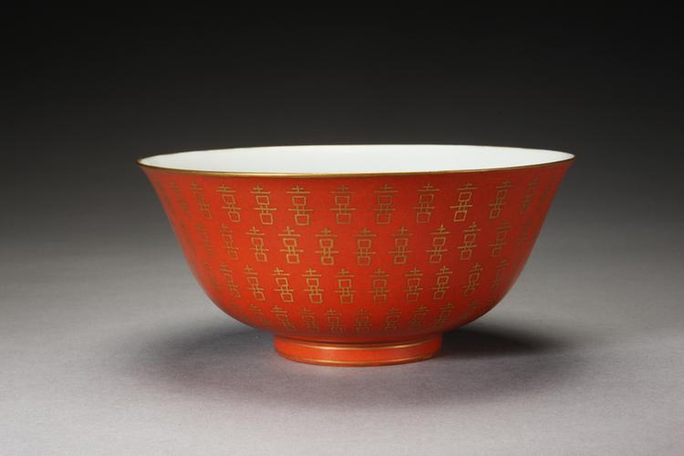 同治款矾红地描金“喜”字碗