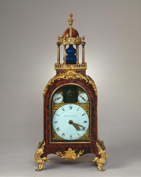 玳瑁楼嵌铜花攀杠人带日历钟