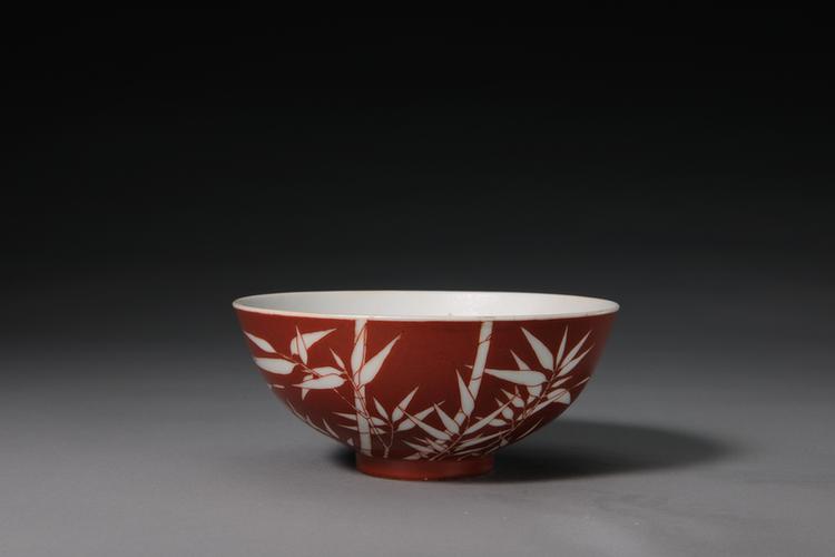 光绪款矾红地拔白竹纹碗