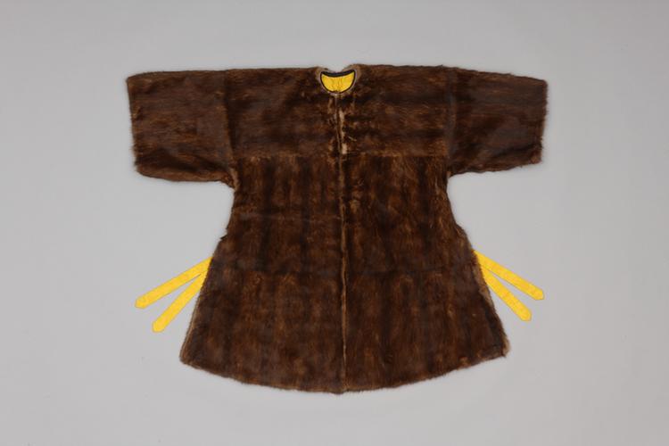 明黄色江山万代纹暗花江绸貂皮端罩