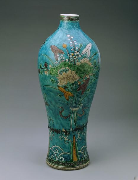 绿地三彩束莲纹瓶