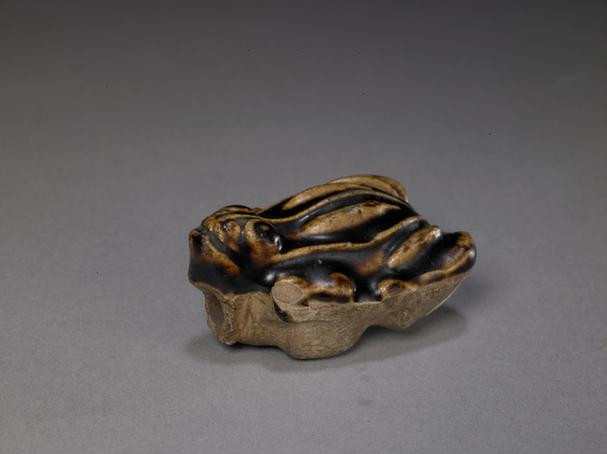 褐釉瓷蛙