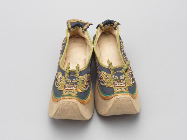 杏黄色地镶石青缎缉线绣狮子云纹皂鞋