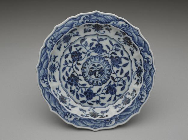 青花花卉纹葵花式盘-1
