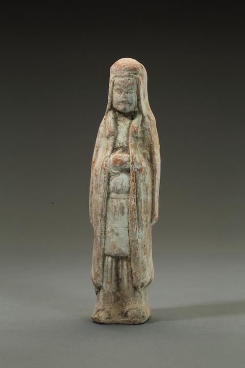 陶披风衣拱手男立俑