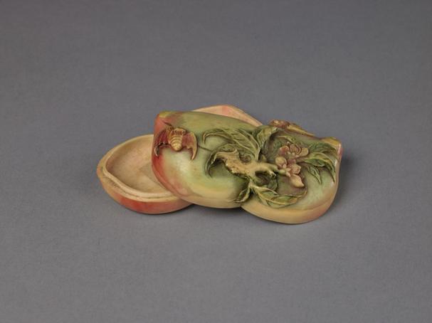 象牙染雕桃式盒