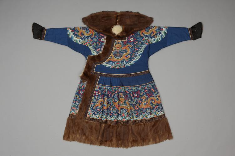 蓝色缂丝彩云蝠金龙纹白狐皮接青白肷皮男朝袍