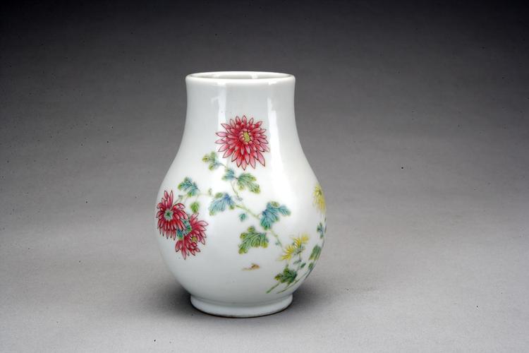 粉彩折枝花纹尊