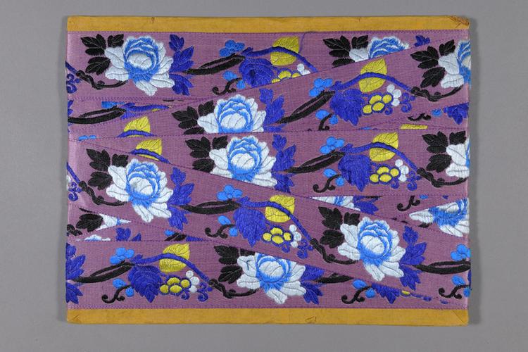 雪灰色缎地淡彩勾莲牡丹纹绦