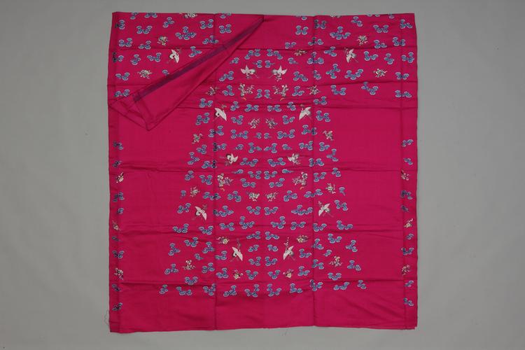 紫红色绸绣浅彩云鹤暗八仙纹氅衣料