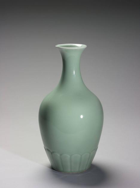 雍正窑 冬青菊瓣纹瓶