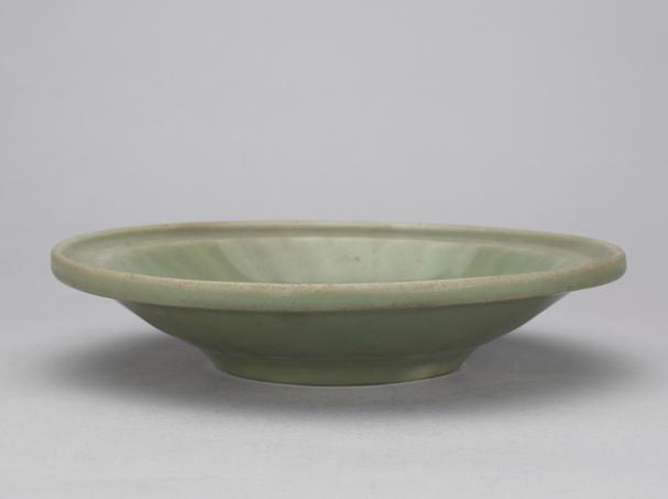 龙泉窑青釉印花菊瓣式折沿盘