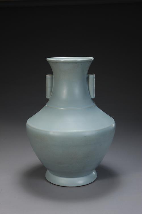 仿汝釉弦纹贯耳瓶