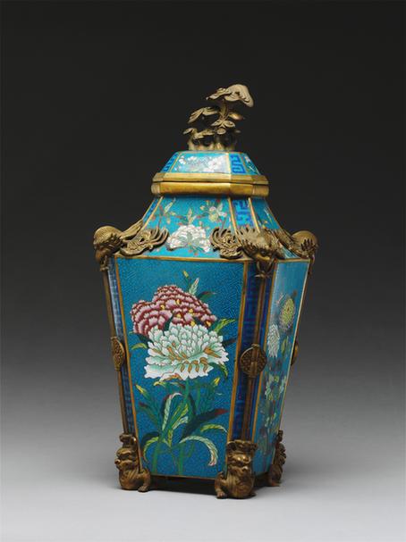 掐丝珐琅花卉纹委角带盖方尊