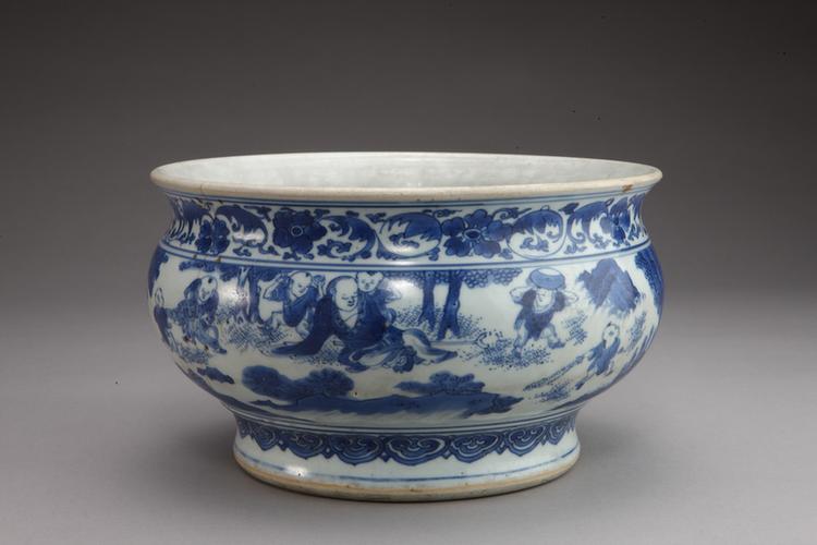 青花婴戏图撇口炉