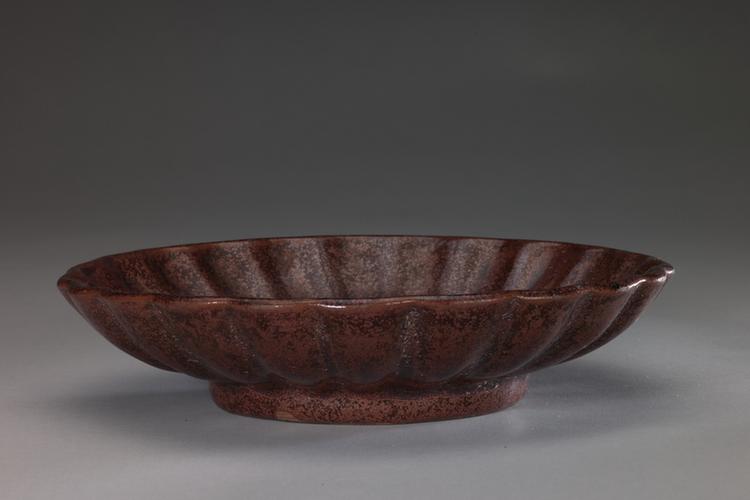 石湾窑酱釉菊瓣盘
