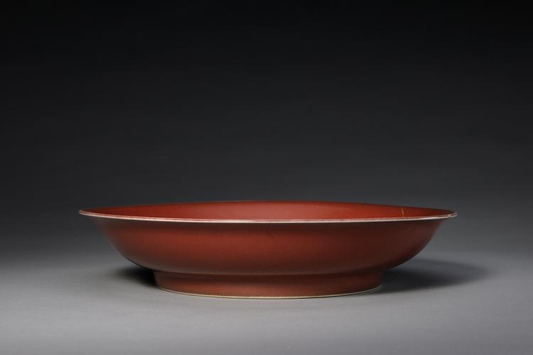 祭红釉暗刻龙纹盘