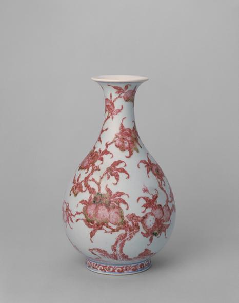 乾隆款釉里红桃纹瓶