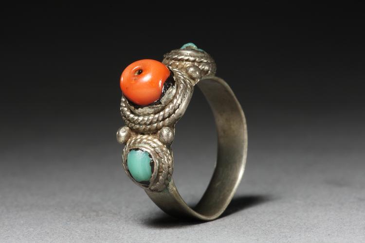 银嵌珊瑚石戒指