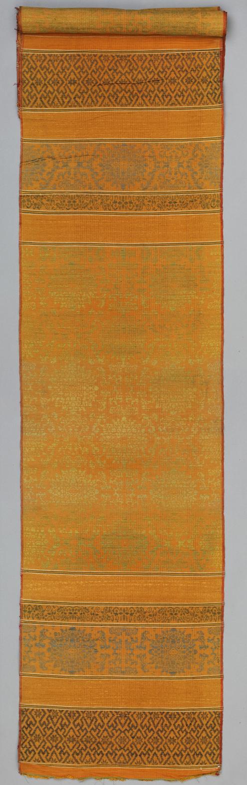 驼色地勾莲纹线锦垫料