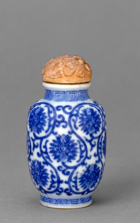 青花缠枝花卉纹鼻烟壶