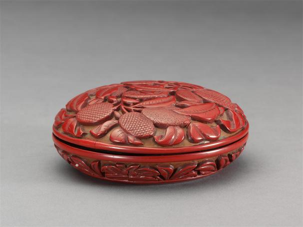 剔红荔枝纹小圆盒