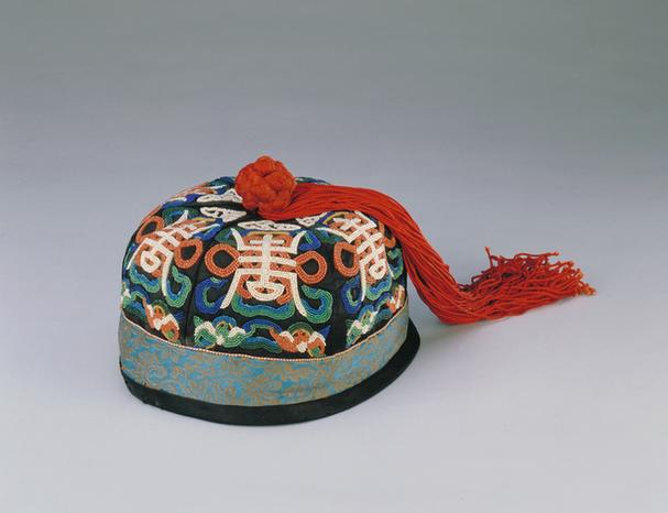 青色缎钉绣珊瑚米珠盘肠寿字纹帽头