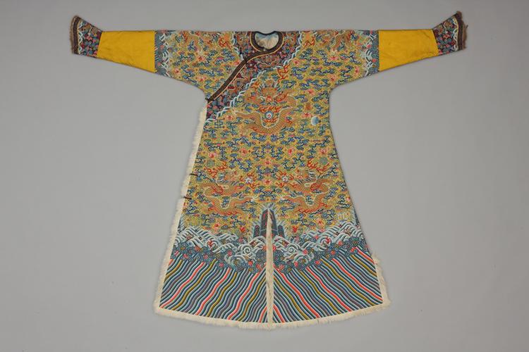 明黄色缂丝彩云金龙纹青白肷皮男龙袍