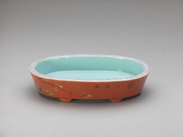 永庆长春款红地粉彩花卉纹腰圆式花盆