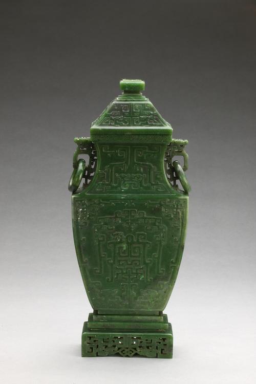 碧玉螭耳衔活环带座扁方盖壶