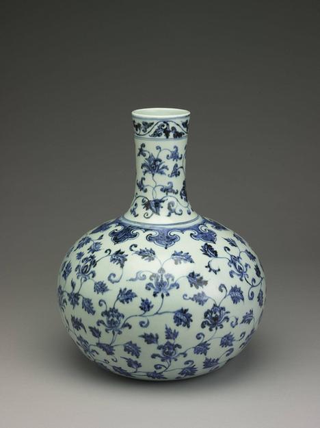 青花番莲纹天球瓶