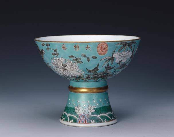 大雅斋款绿地墨彩花鸟图高足盘