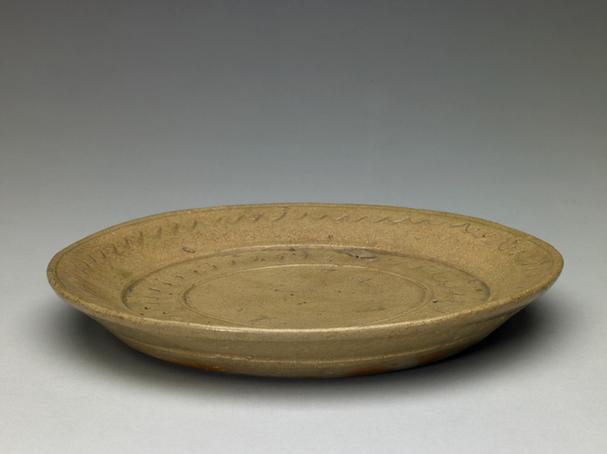 青釉刻划水波纹盘