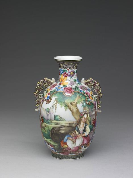 珐瑯彩开光西洋人物螭耳瓶