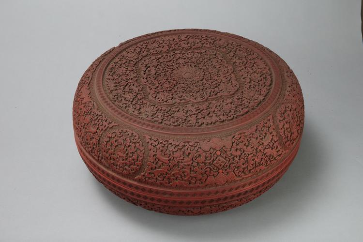 剔红缠枝花卉纹圆盒