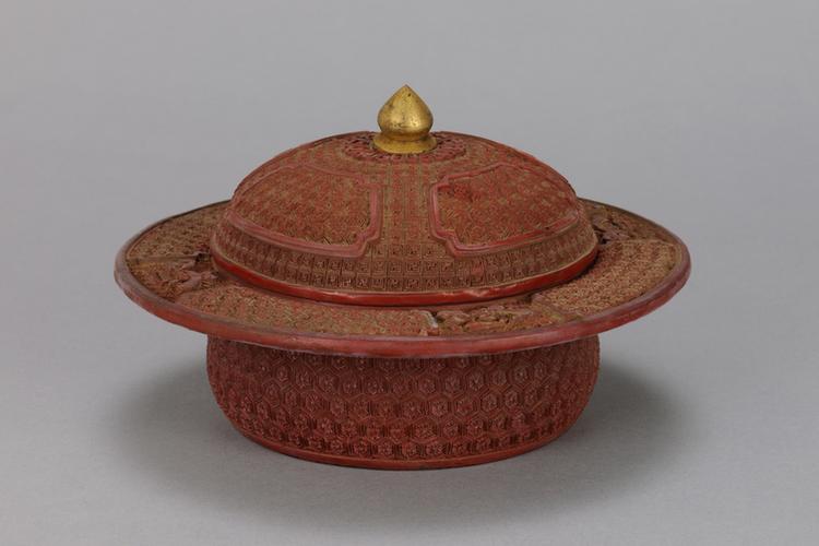 剔红开光暗八仙纹圆盒