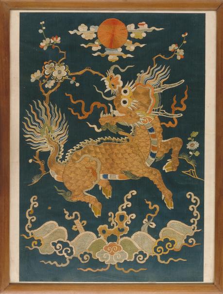 蓝色缎金线绣麒麟图挂屏