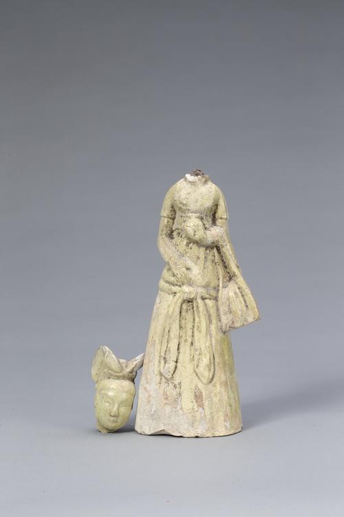 陶黄釉提包女立俑