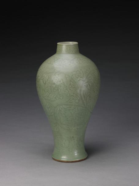 龙泉窑青釉刻划缠枝莲纹梅瓶