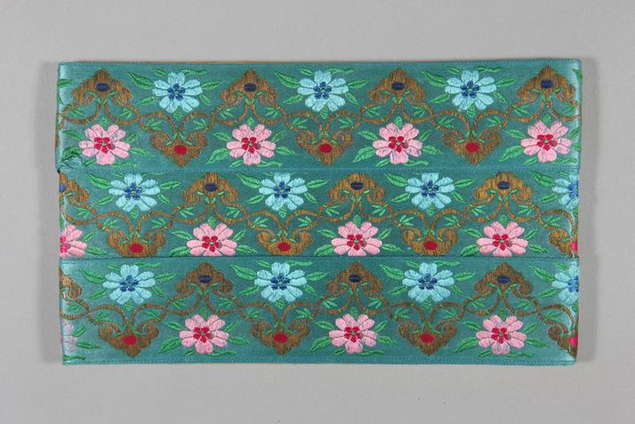 品月色缎地时花云头纹绦