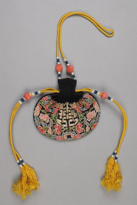 石青色缎锁绣牡丹团寿纹椭圆荷包