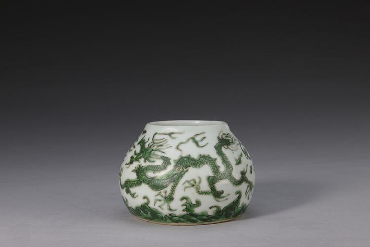 嘉靖款白地绿彩海水云龙纹水丞