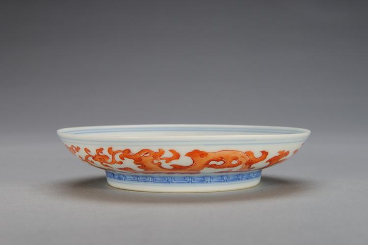 矾红彩夔凤纹碟