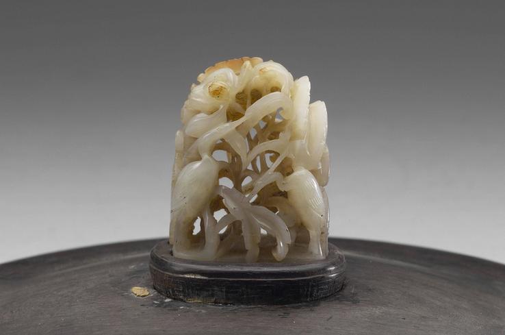 荷塘白鹭玉顶，西兽面直纹簋附件